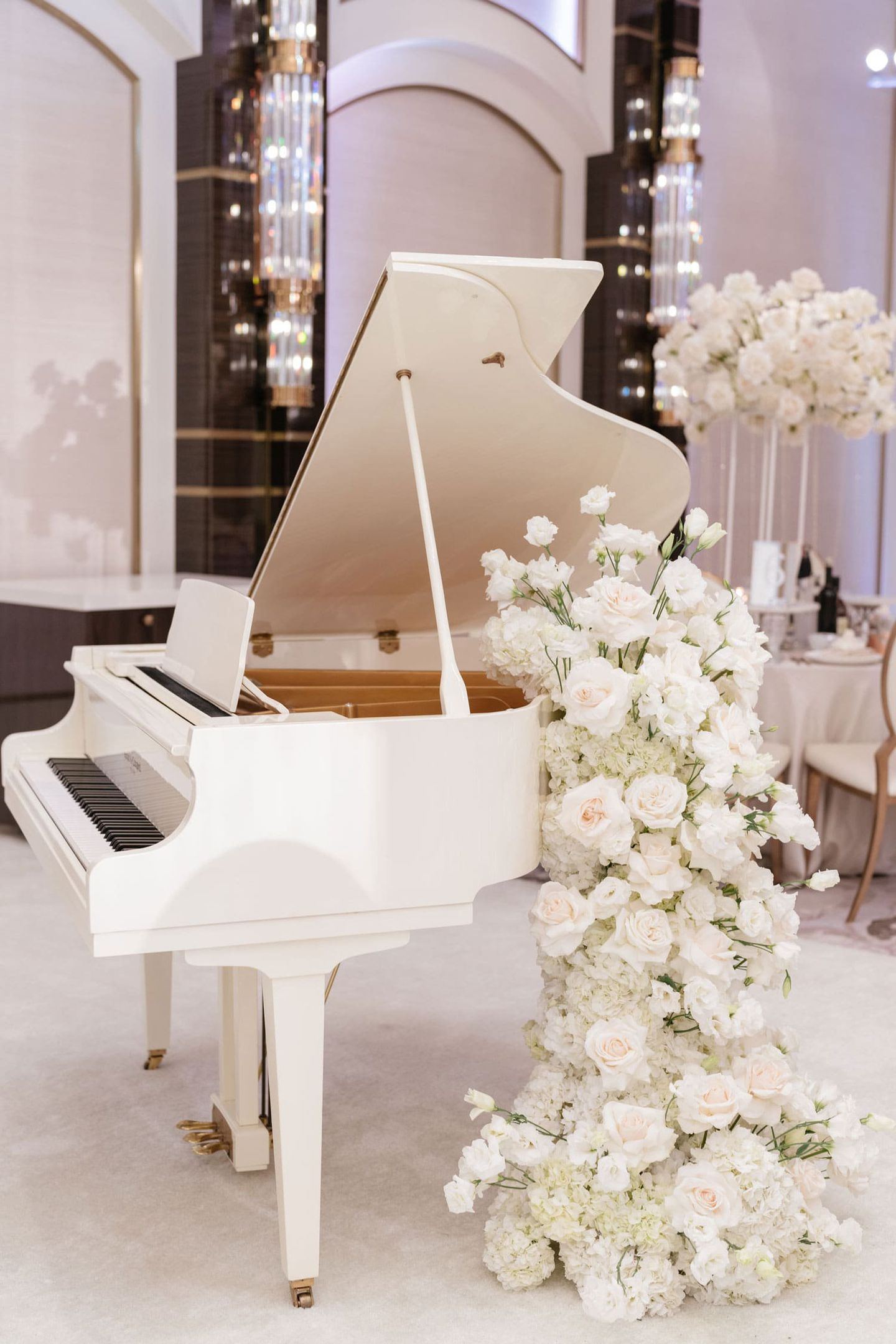 baby-grand-piano-with-white-flowers